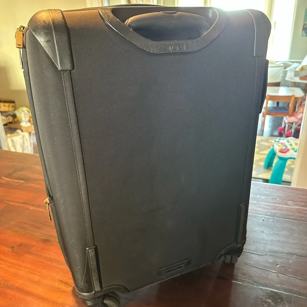 Tumi Larkin Sophie Continental Expandable 4-Wheeled Carry-On